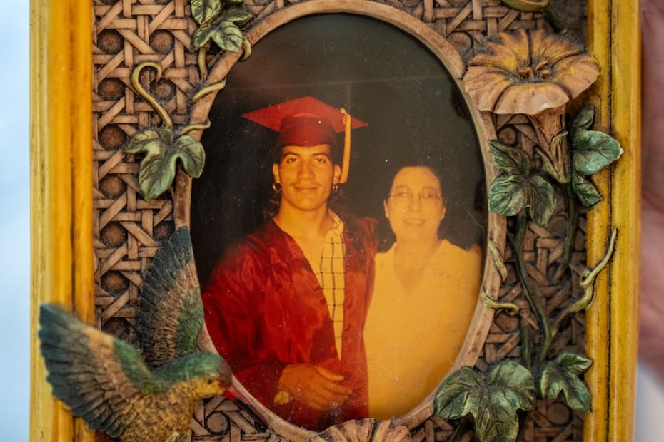 Una foto del día de graduación de escuela superior junto a su madre.