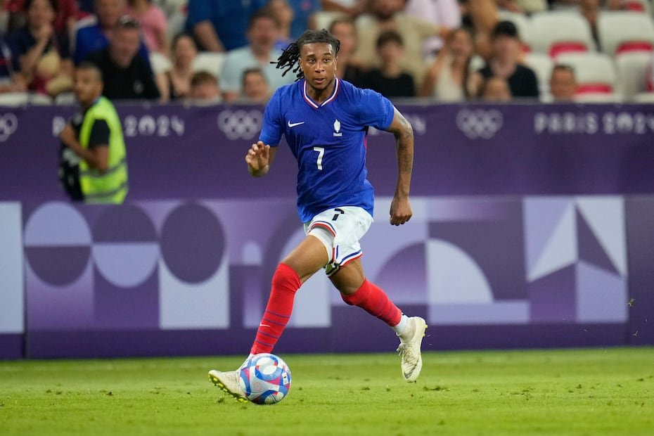 Michael Olise, de Francia, es un futbolista británico nacionalizado francés que juega como delantero.