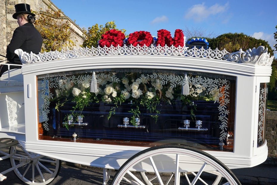 Un carruaje de caballos que lleva el ataúd de Liam Payne llega para el servicio funerario del cantante de One Direction en la Iglesia de Santa María en Amersham, Buckinghamshire, Inglaterra, miércoles 20 de noviembre de 2024. (Jonathan Brady/PA vía AP)