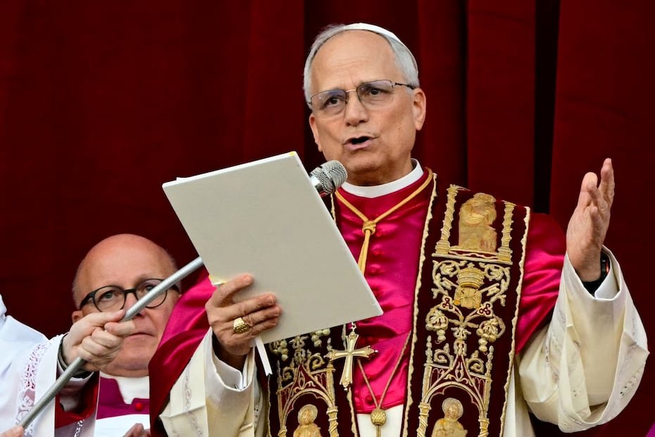 El papa recién elegido inclina la cabeza en señal de humildad y ofrece un mensaje a los presentes en el Vaticano.