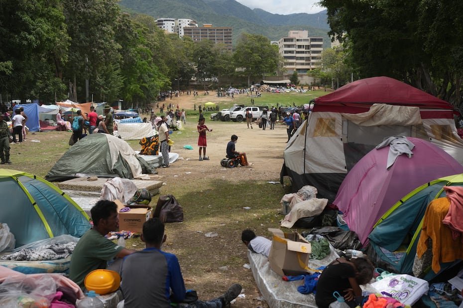 A unos metros, se encuentra otro refugio con otros cientos de damnificados, quienes usan recipientes de plástico y bolsas para sus necesidades. El olor a heces y orine es ineludible.