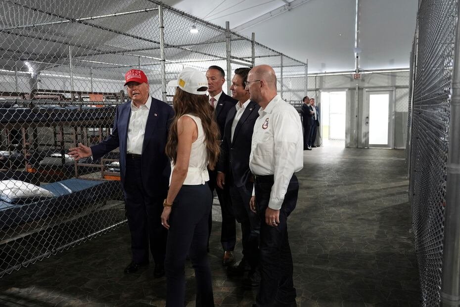 Según se indicó, el nombre, ‘Alligator Alcatraz’, hace referencia a la icónica prisión de San Francisco, que Trump ordenó reabrir próximamente, y a los caimanes que abundan en los alrededores del centro de detención, que según las autoridades reducirán el riesgo de fuga.