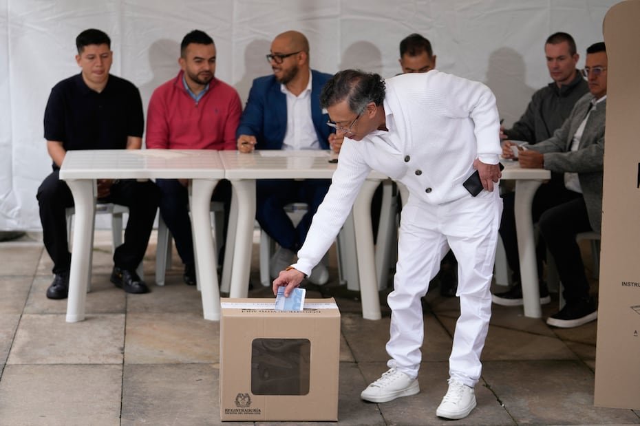 El actual presidente Gustavo Petro emite su voto en Bogotá.