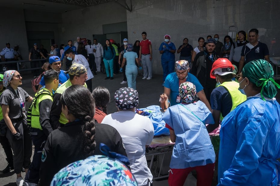 Médicos y enfermeras de hospitales públicos en Caracas atienden a los heridos por el doble terremotos con salarios base de menos de un dólar al mes, confirmaron a EFE al menos cinco personas, que también hablaron sobre las dificultades para hacer frente a una nueva emergencia.