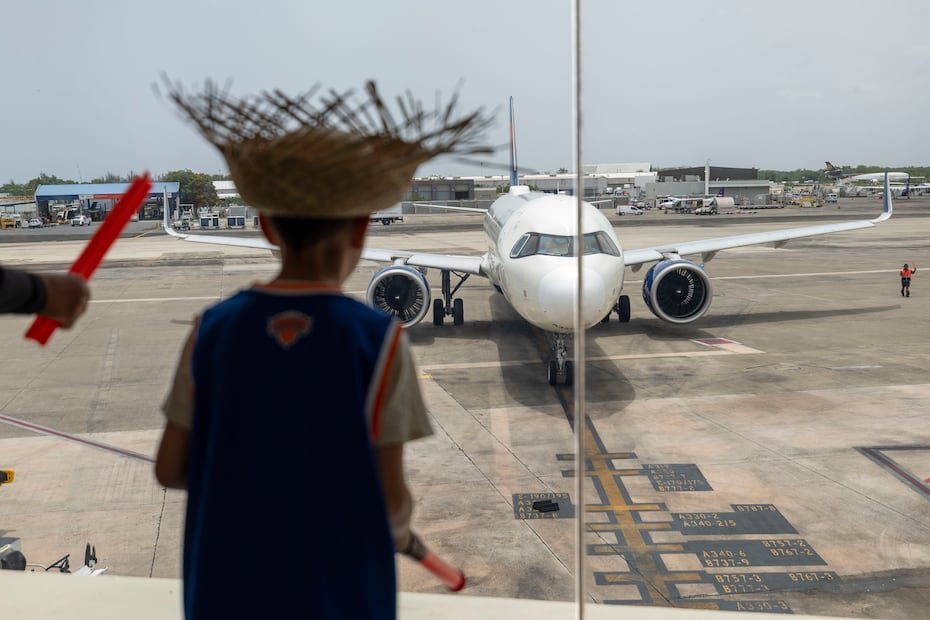 Con pava en la cabeza y su camisa de los Knicks el niño Alejandro Álvarez pretendía dirigir al avión donde llegaba Alvarado desde la terminal del aeropuerto.
