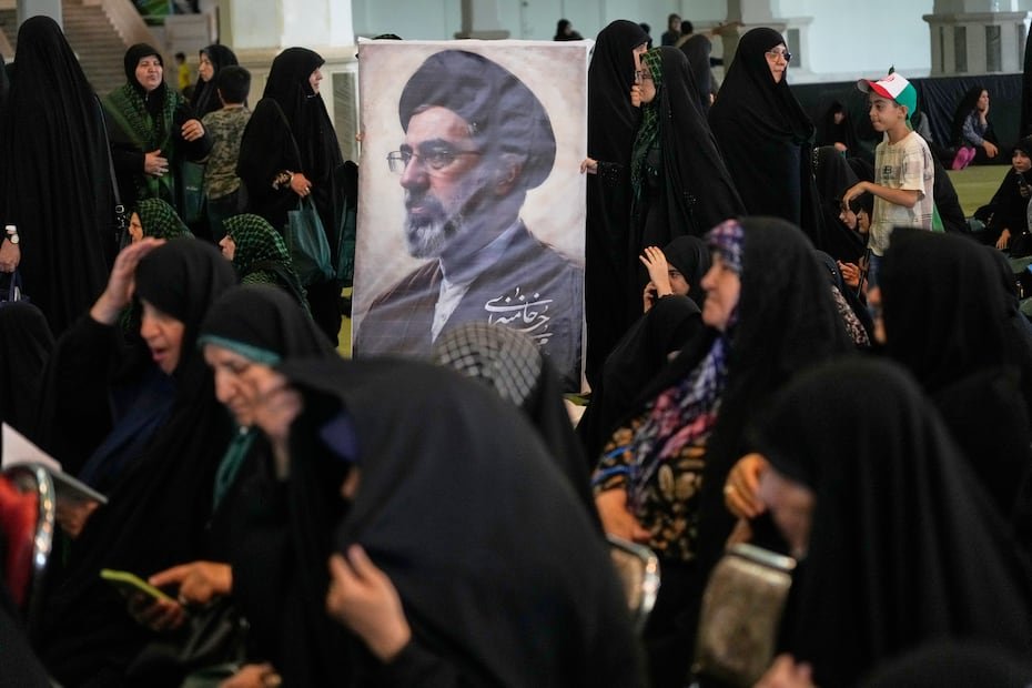 Entre los solados caídos, un grupo de mujeres recordó al máximo líder de Irán, Ayatollah Mojtaba Khamenei, quien fue asesinado por Estados Unidos e Israel.
