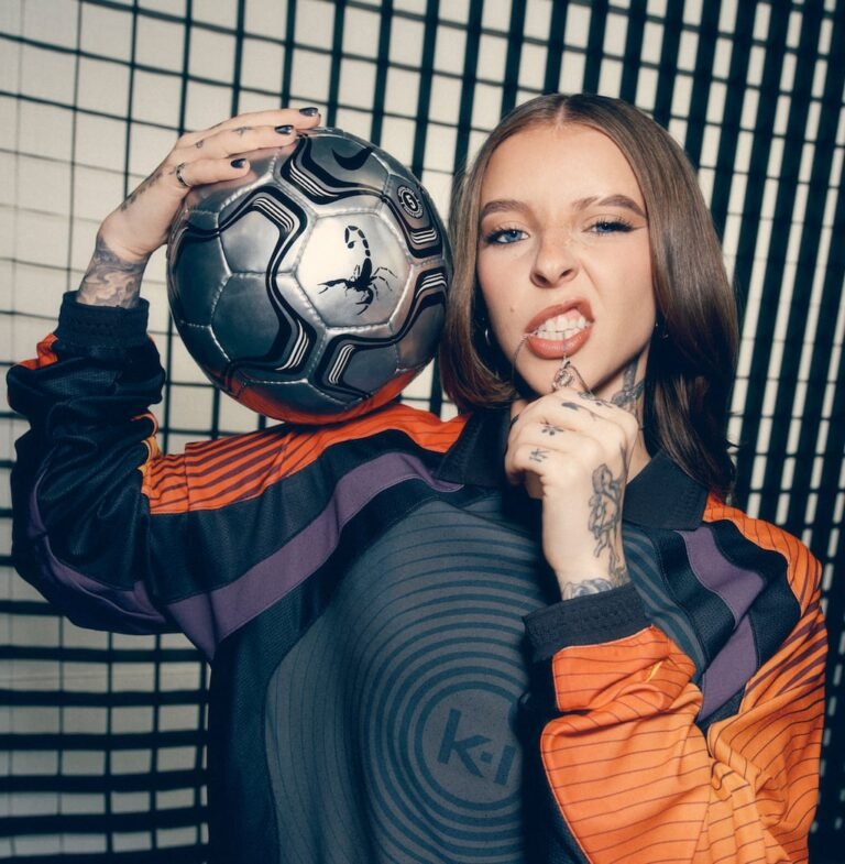 Young Miko destaca en la campaña global de Nike 'Rip the Script', junto a grandes figuras.