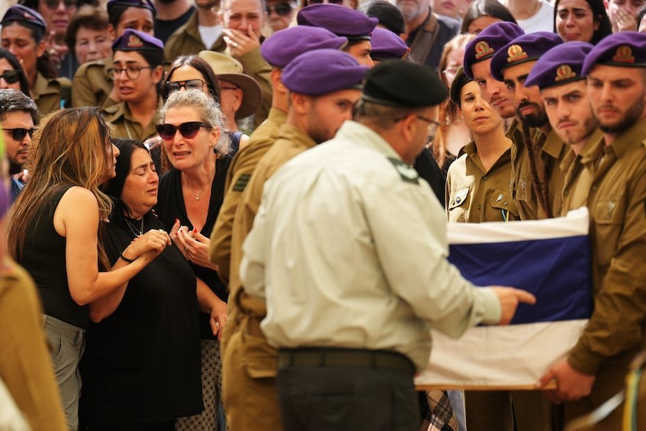 Hilit Yanai, segunda desde la izquierda, madre de la soldado israelí sargento Rotem Yanai, quien murió en un ataque con drones libaneses en el norte de Israel, es consolada por familiares durante el funeral de su hija en Givat Ada, Israel.