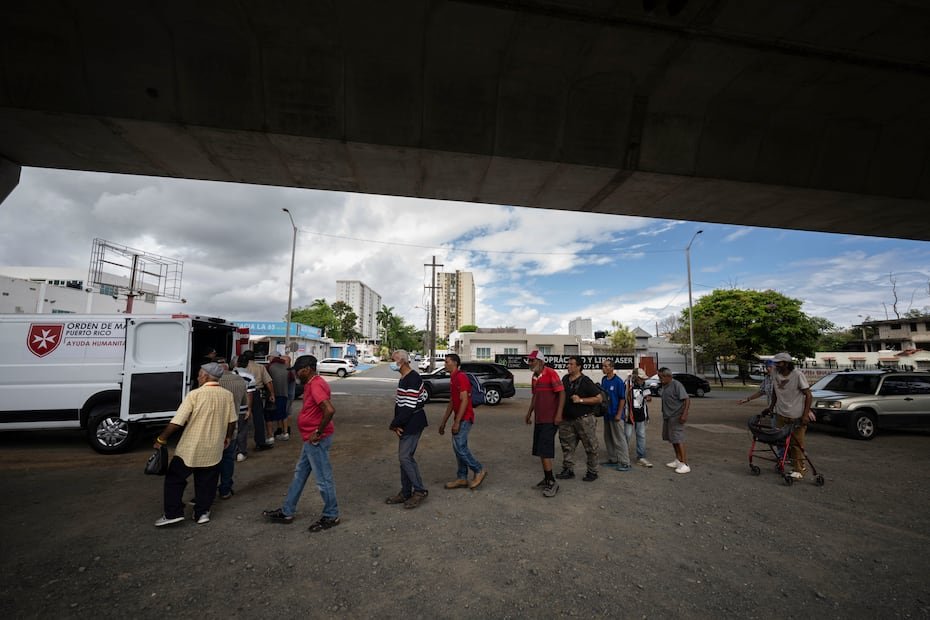 Los que pernoctan bajo el puente, más otros que vienen de zonas aledañas, tienen como principal sustento el almuerzo que Amanece para los Hermanos sin Techo les lleva todos los martes y todos los jueves. Otras organizaciones van otros días.