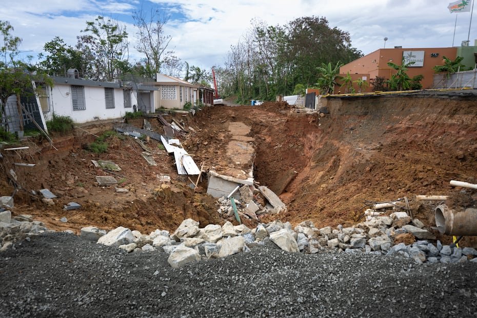 Zona donde se registró una rotura en la tubería de la Autoridad de Acueductos y Alcantarillados (AAA) localizada dentro de un socavón aledaño a la urbanización Rexville, en la carretera PR 167.