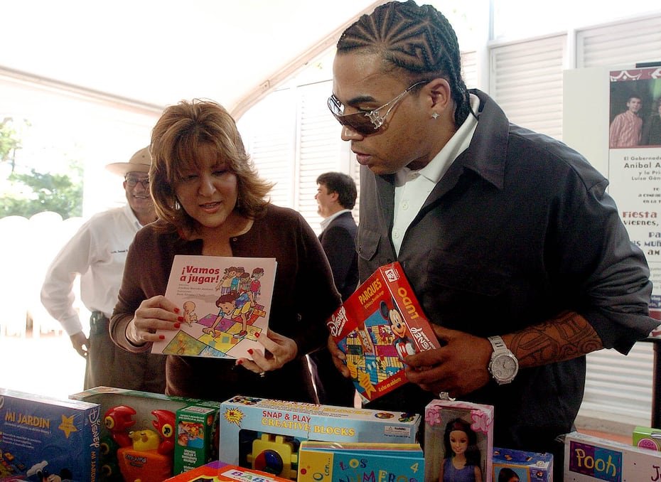 Celebración del Día de Reyes en enero de 2006, donde Don Omar ayudó a Piti Gandara, exprimera dama de Puerto Rico, a repartir juguetes a los niños.