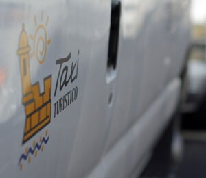 Un taxista fue asaltado en Santurce por tres individuos armados, según informó la Policía.