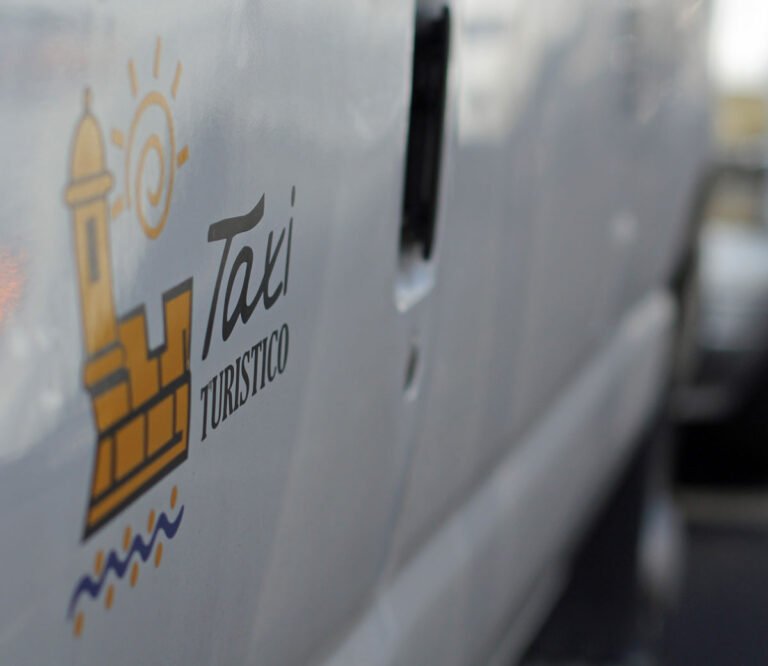 Un taxista fue asaltado en Santurce por tres individuos armados, según informó la Policía.