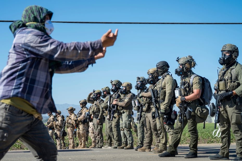 Las autoridades federales de inmigración informaron el viernes que arrestaron a unos 200 inmigrantes sospechosos de encontrarse ilegalmente en el país en redadas realizadas un día antes en dos sitios de cultivo de cannabis en California.