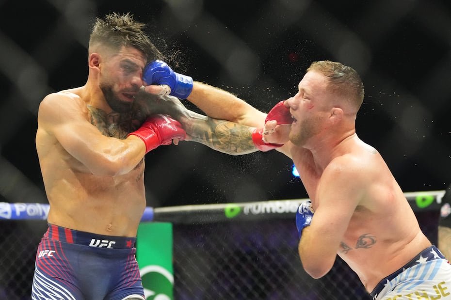 Ilia Toupruia, a la izquierda, pelea contra Justin Gaethje durante UFC Freedom 250 en el césped sur de la Casa Blanca.