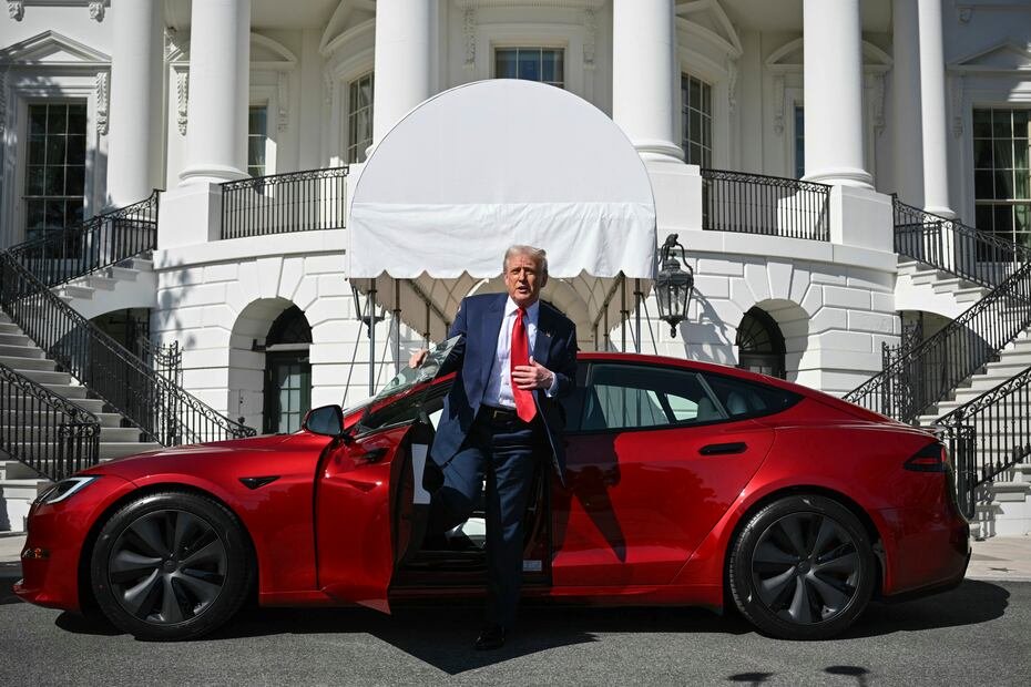 “No me gusta lo que te está pasando”, dijo Trump y eligió un vehículo Model S rojo, que tiene un precio de $80,000. Mientras se acomodaba en el asiento del conductor, el mandatario exclamó: “Vaya. Es hermoso”.