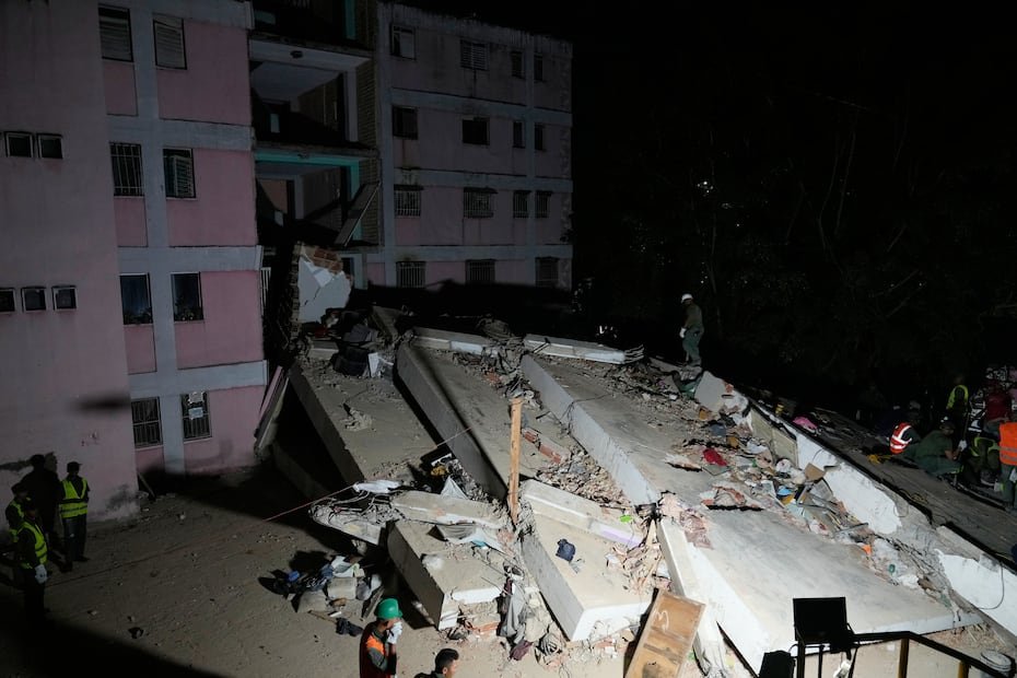 Las imágenes de la cadena estatal VTV mostraron a primera hora del jueves cómo se rescataba a tres niños, cubiertos de polvo pero con vida, de entre los escombros en el estado norteño de La Guaira, que Rodríguez describió como una “zona de desastre”.