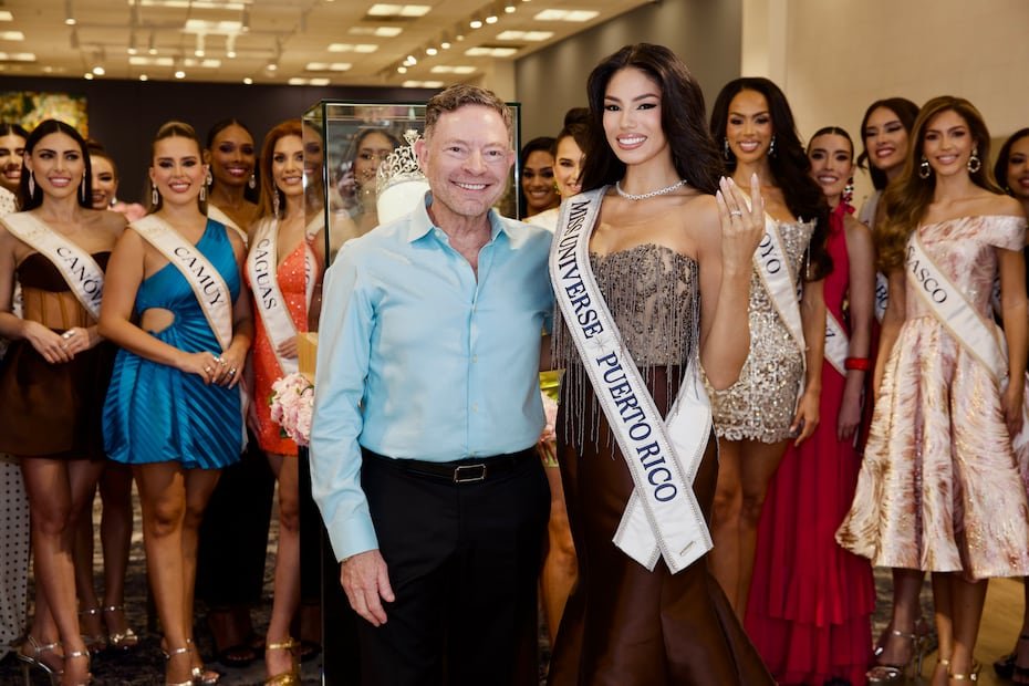 Isaac Demel, propietario de Lido Jewelers, junto a Zashely Alicea.