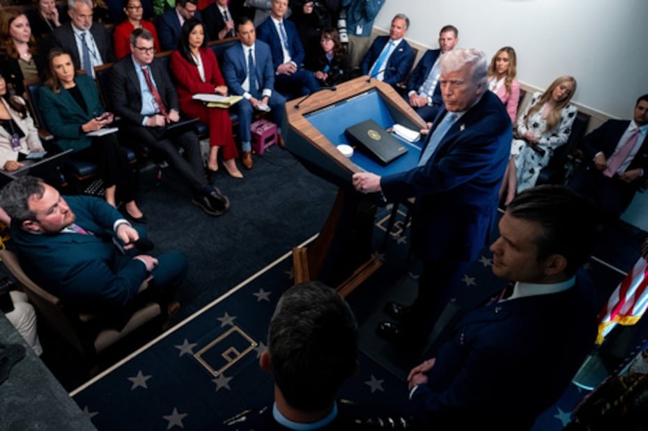 Trump, acompañado por el secretario de Defensa, Pete Hegseth, y el jefe del Estado Mayor Conjunto, general Dan Caine, se jactó de los recursos militares desplegados y de la coordinación entre agencias estadounidenses para llevar a cabo la audaz misión de recuperar a pilotos en territorio enemigo de Irán.