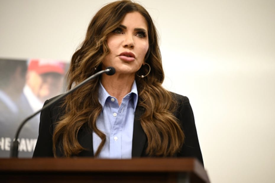 A finales de marzo, Trump destituyó a la secretaria de Seguridad Nacional, Kristi Noem, en medio de crecientes críticas por su liderazgo del departamento, incluido el manejo de la ofensiva migratoria de la administración y la respuesta a desastres.