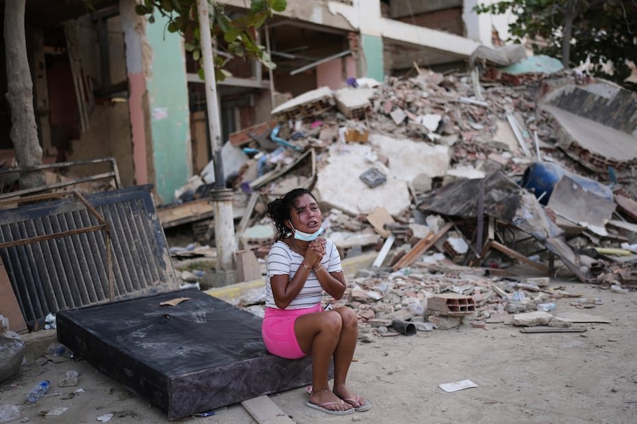 Una mujer llora al lado de los edificios afectados tres días después de los terremotos en la Guaira, Venezuela.