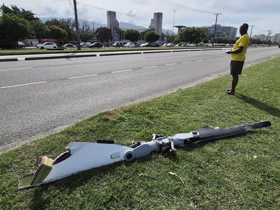 Fernandes de Freitas, un trabajador de un taller de neumáticos, dijo que vio a uno de los helicópteros en llamas y se dio cuenta que un pasajero saltó de la otra nave antes de estrellarse