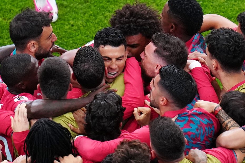 Un efusivo Cristiano Ronaldo se abraza a sus compañeros.