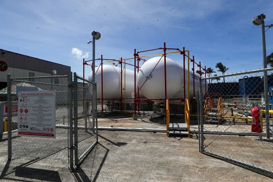La planta CHP utiliza mayormente biogás, alto en metano y que es producto de procesar aguas residuales. También usa propano. En la foto, vista de los tanques de gas que nutren la turbina. (Nahira Montcourt / GFR Media)
