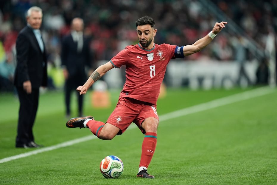 Bruno Fernandes es un mediocampista de Portugal que destaca por su visión de campo y sus pases.