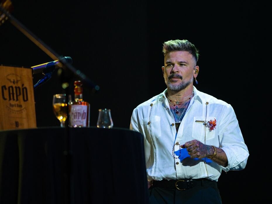 Pedro Capó tomando su whiskey, Capó.