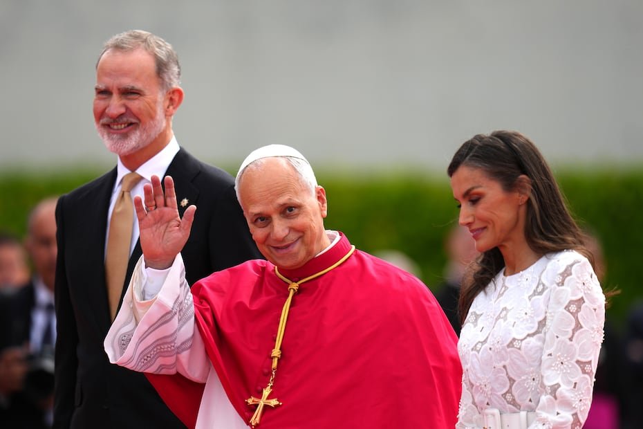 Léon fue recibido en el aeropuerto por los monarcas católicos del país, el rey Felipe VI y la reina Letizia, y el presidente del Gobierno, Pedro Sánchez.