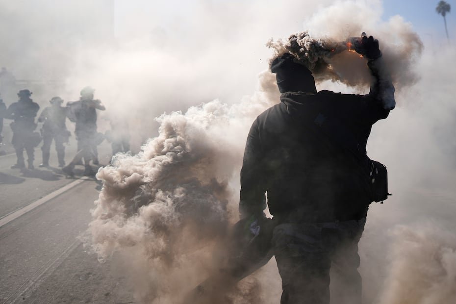 En lo que es el tercer día de protestas, manifestantes continúan sus enfrentamientos con las autoridades federales en la ciudad de Los Ángeles para evitar la detención de inmigrantes en la ciudad por parte del Servicio de Inmigración y Control de Aduanas (ICE por sus siglas en inglés).