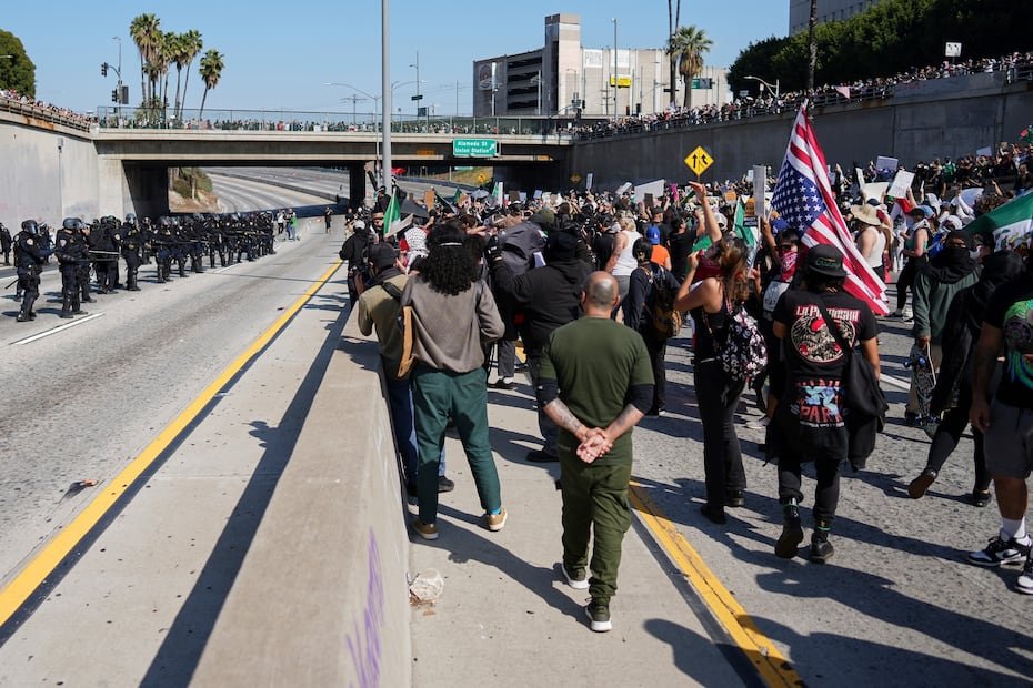 Miles de manifestantes tomaron las calles en respuesta al extraordinario despliegue de la Guardia Nacional por parte del presidente Donald Trump, bloqueando una de las principales autopistas y prendiendo fuego a vehículos autónomos mientras las fuerzas policiales intentaban controlar a la multitud con gases lacrimógenos, balas de goma y granadas de aturdimiento.