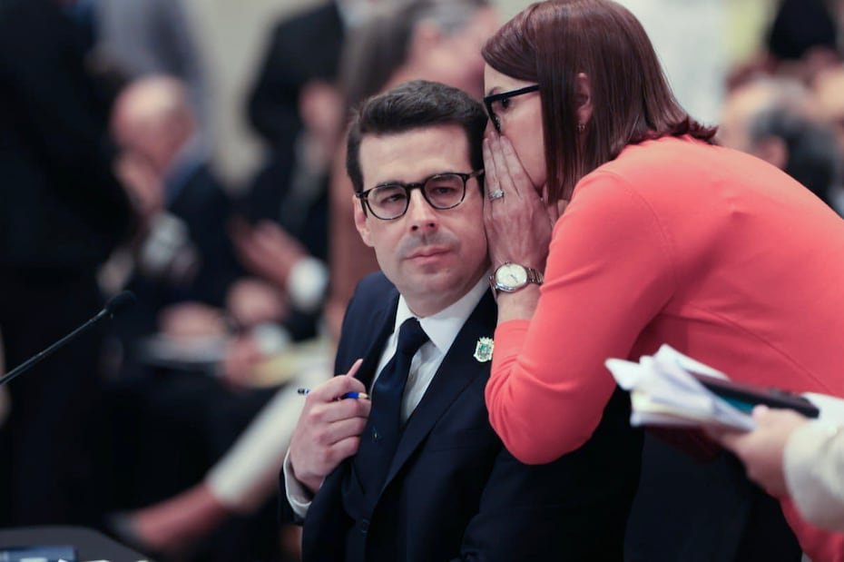 Domenech escucha un comentario de su esposa, Verónica Ferraiuoli.