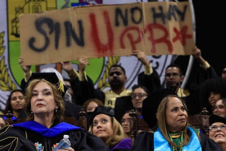 En la ceremonia de graduación, estudiantes del RCM manifestaron su rechazo a la presidenta Zayira Jordán Conde.