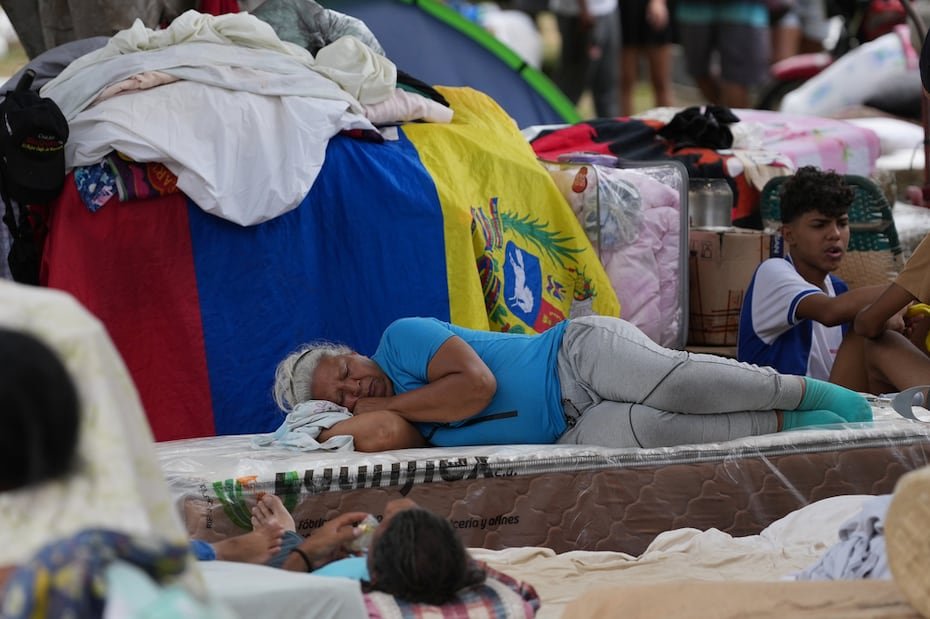 Un campamento improvisado en el estacionamiento de una farmacia y dos baños para cientos de personas, así sobrevive uno de los muchos grupos de damnificados que sigue sin protección en el estado La Guaira.