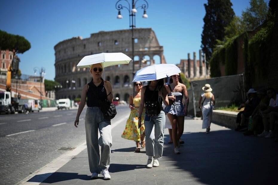 Las principales olas de calor en el sur de Europa han elevado las temperaturas por encima de los 104 °F en países como Italia, España y Grecia. En la foto, un grupo lleva sombrillas mientras pasea por Roma.