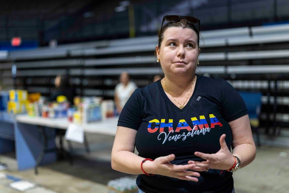 Municipios, iglesias, empresas y organizaciones podrán integrar sus donativos al esfuerzo humanitario coordinado por el Departamento de Estado. En la foto la venezolana Yineth Mora trabajando como voluntaria.