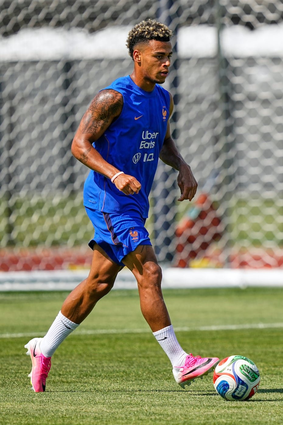 El jugador Desire Doue, de Frnacia, practica con unos Nike Mercurial, de la colección Breakout Pack, durante una práctica en Boston.