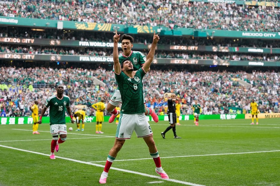 El mexicano Raúl Jiménez celebra tras marcar el segundo gol de su equipo durante el partido de fútbol del Grupo A de la Copa Mundial entre México y Sudáfrica.