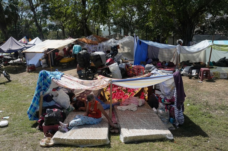 Sus casas son ahora carpas o sábanas extendidas al aire libre que sirven para protegerse del sol y los mosquitos, que abundan en este estado costero, donde el calor y la humedad afecta también las labores de rescate.