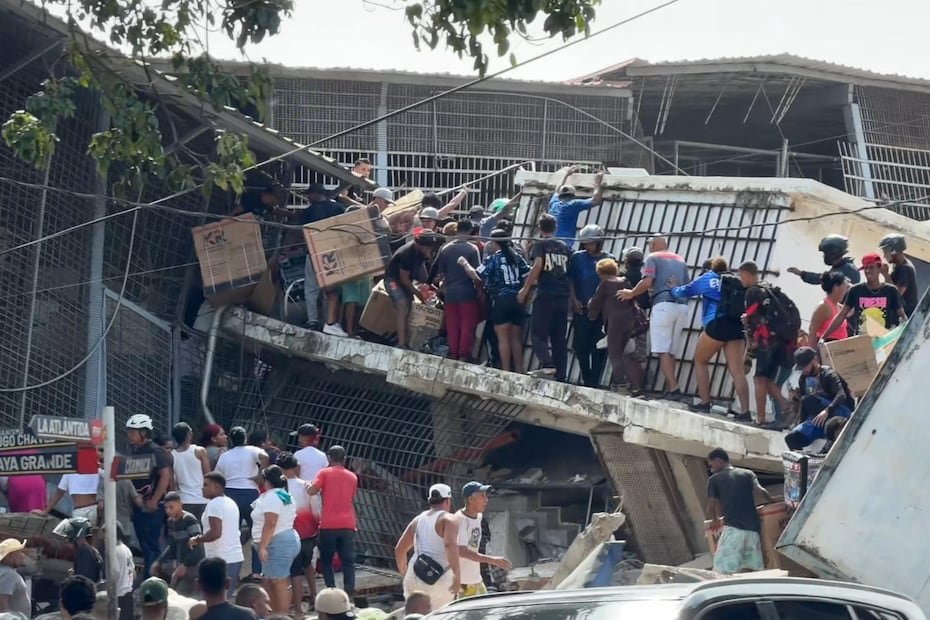 En una sucursal de la cadena de farmacias Farmatodo, ubicada en la zona conocida como Caribe, se observó los anaqueles completamente vacíos tras los incidentes.