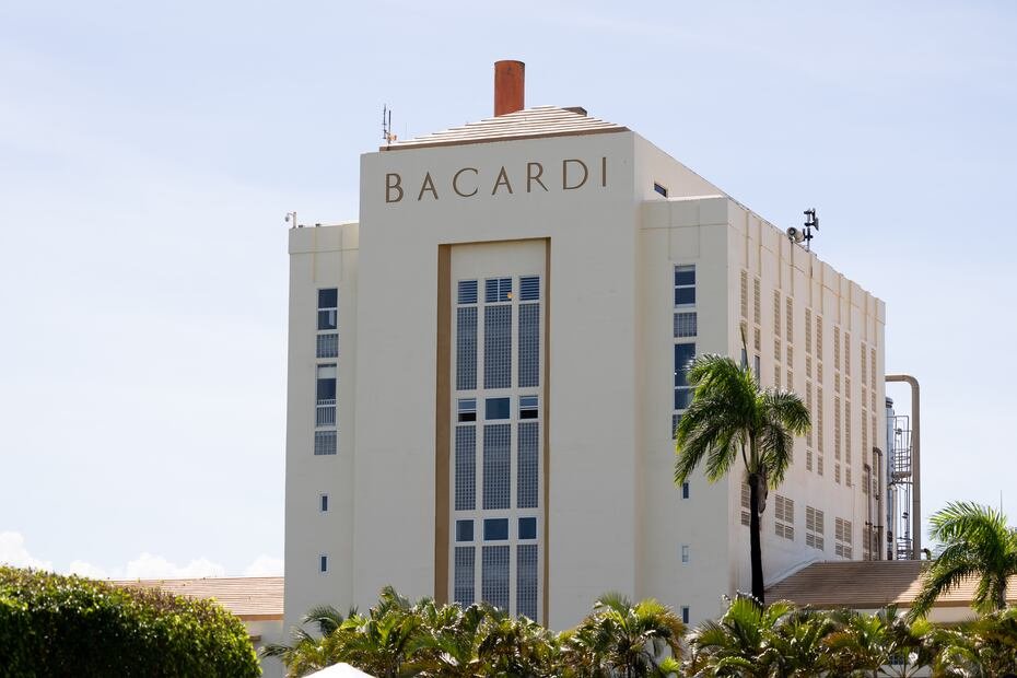Bacardi ocupa 127 acres en Cataño. En la foto, el edificio icónico que han denominado "la catedral del ron". (Nahira Montcourt / GFR Media)