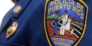 mujer lanza motora contra policía