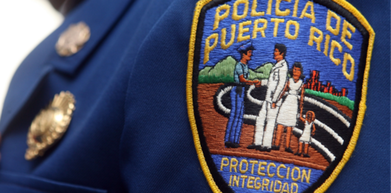mujer lanza motora contra policía