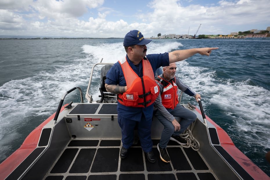 En la foto, el comandante Alejandro Collazo, jefe del Departamento de Prevención de la Guardia Costera en San Juan.