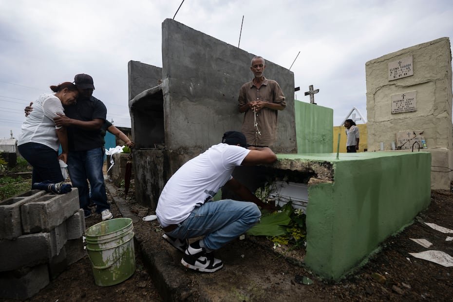 Familias lloran la pérdida de sus seres queridos en el cementerio tras la tragedia del Jet Set.