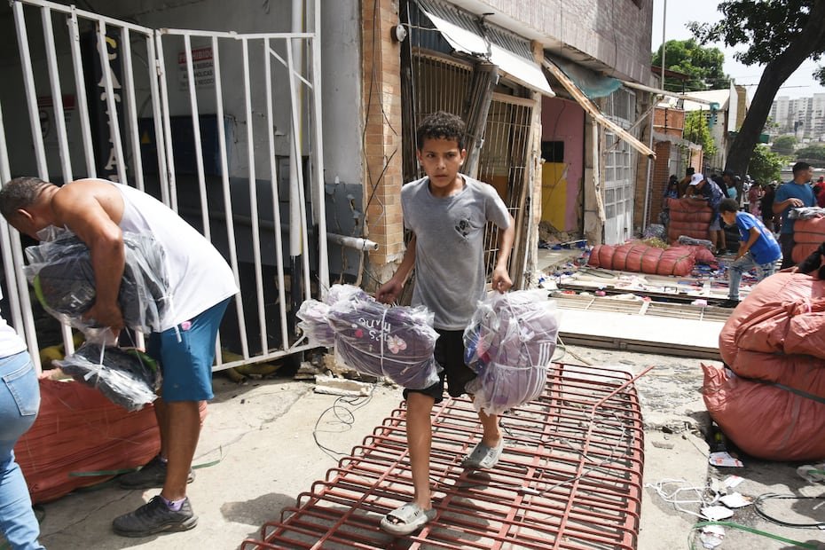 Algunos saqueadores, incluso, sacaron los productos de sus cajas antes de llevárselos en bolsas.
