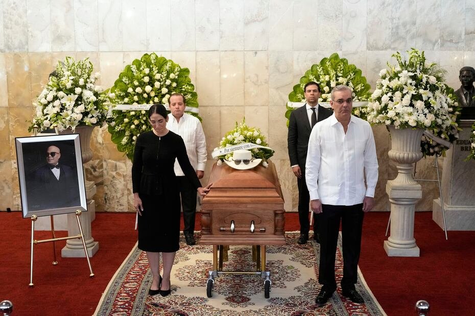 El presidente de República Dominicana, Luis Abinader, y su esposa Raquel Arbaje Soni durante el velorio en el Teatro Nacional Eduardo Brito en Santo Domingo, República Dominicana, el jueves 10 de abril de 2025.(AP Photo/Matias Delacroix)