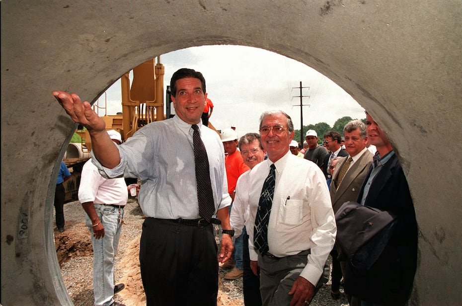 Rosselló y el ingeniero Benjamín Pomales, entonces jefe de la Autoridad de Acueductos y Alcantarillados (AAA), en la inspección del “tubo inaugural” del Superacueducto.